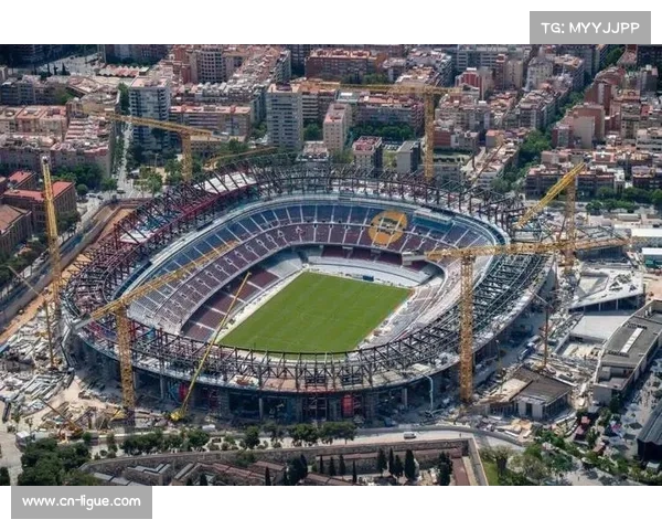 巴萨球迷组织无人机表演，庆祝诺坎普看台重启